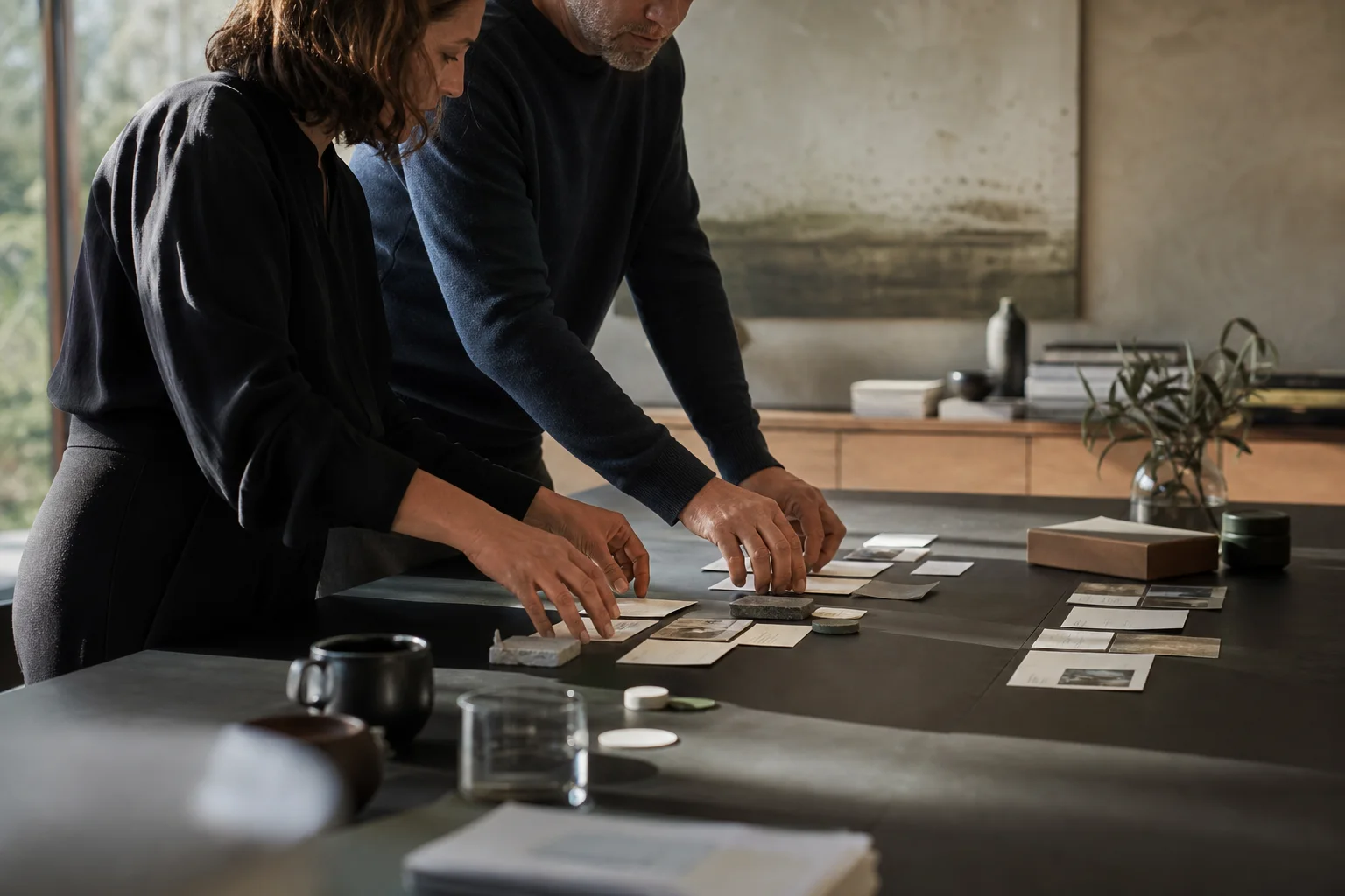 Σύμβουλος και επιχειρηματίας οργανώνουν μαζί τα διαδοχικά βήματα ενός μήνα συνεργασίας
